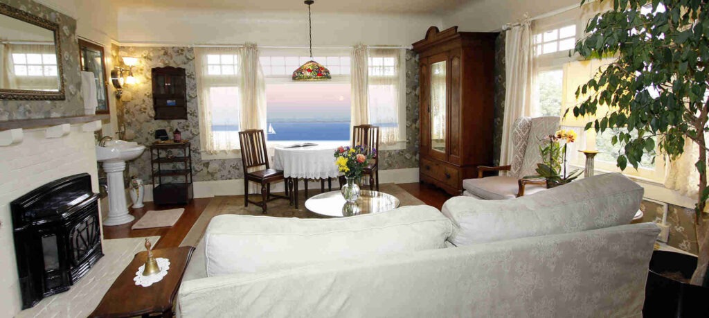 3 monterey bed and breakfast room with an oceanview bb1